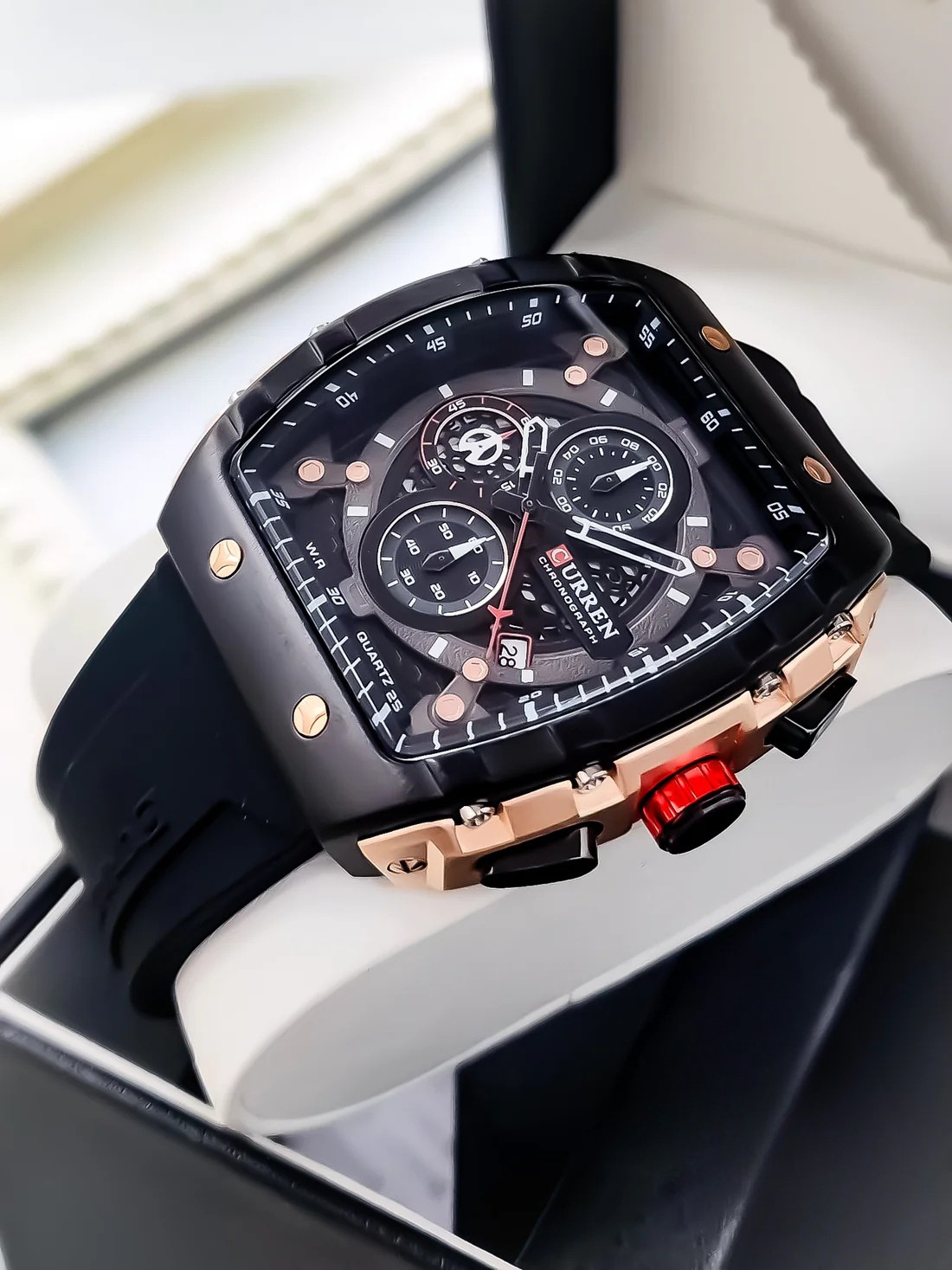 Reloj Curren Deportivo 8442 – Negro y Dorado – Resistente al Agua para Hombre